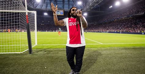 Hoe is 'Three Little Birds' van Bob Marley het clublied van Ajax .